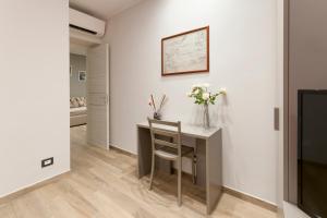 a dining room with a table and a vase of flowers at Casa marina in Genoa
