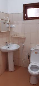 un baño con lavabo e inodoro en Ella Banana Rest Inn, en Ella 80 fotos más