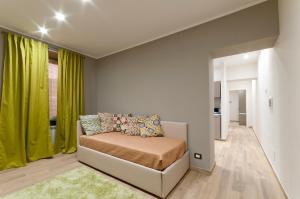 a room with a bed and a green curtain at Casa marina in Genoa