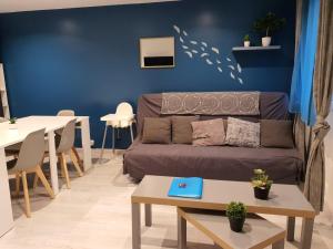 a living room with a couch and a table at Appartement Villiers sur Morin proche de Disneyland in Villiers-sur-Morin