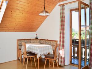 a dining room with a table and chairs at Ferienwohnung Arnold in Scheidegg