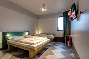 Cama ou camas em um quarto em MEININGER Hotel Paris Porte de Vincennes