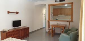 Televízia a/alebo spoločenská miestnosť v ubytovaní Apartamentos Nerja Bahia
