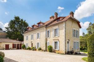 a large brick house with a large driveway at Manoir du Moulin in Sainte-Hermine