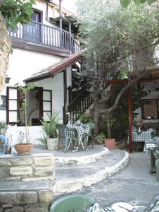 Gallery image of The Bunch Of Grapes Inn in Pissouri