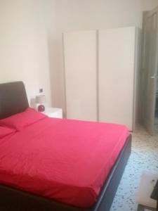 トラーパニにあるOne bedroom appartement at Trapani 200 m away from the beach with balconyのベッドルーム1室(赤い毛布付きのベッド1台付)
