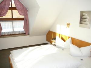 Postel nebo postele na pokoji v ubytování Hotel Garni Schmid