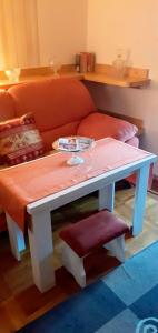 sala de estar con mesa y sofá en Guesthouse Nina, en Sarajevo