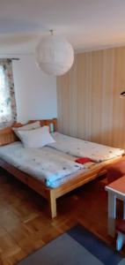 1 cama grande en una habitación con en Guesthouse Nina, en Sarajevo