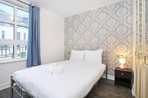 a bedroom with a bed with two towels on it at ALTIDO 2BR Apartment with Free Parking, near The Royal Mile in Edinburgh