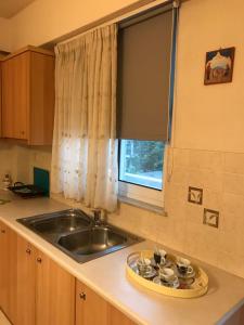 A kitchen or kitchenette at Διαμέρισμα 65 τμ στην καρδιά της πόλης