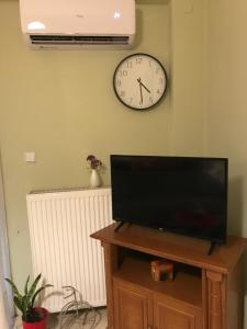 A television and/or entertainment centre at Διαμέρισμα 65 τμ στην καρδιά της πόλης
