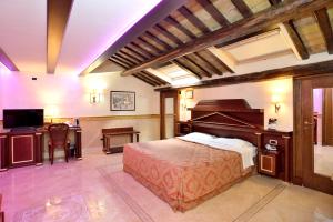 Кровать или кровати в номере Hotel Pantheon