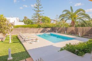 Basen w obiekcie Villa Menorca 16 lub w pobliżu