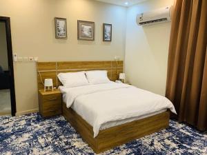 a bedroom with a large bed in a room at لوفا للشقق المخدومة in Yanbu +29 photos