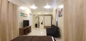 TV a/nebo společenská místnost v ubytování Beautiful Apartment minutes from the Beach + 6 fotografií