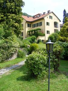 a street light in front of a house at Albergo della Posta in Astano