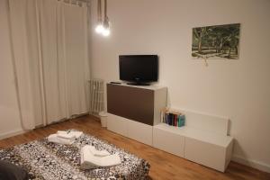 TV a/nebo společenská místnost v ubytování ES - Essential Solution & Emotion Stories (locazione turistica)
