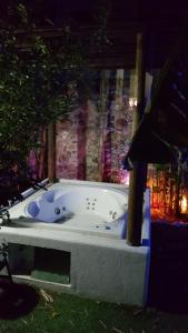 uma banheira de hidromassagem em frente a um edifício em Villas Premier em Tequisquiapan