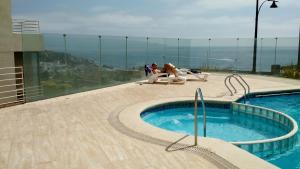 Swimming pool sa o malapit sa Costa de Montemar Concon