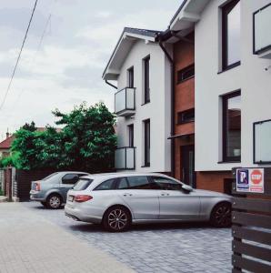 um carro prateado estacionado em frente a um edifício em Vila White Tulip em Alba Iulia