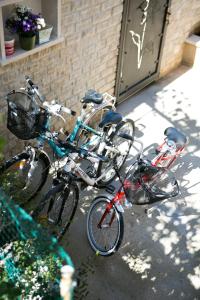 un grupo de bicicletas estacionadas al lado de un edificio en Apartman Dora, en Korčula