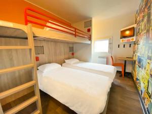 hotelF1 Laval في Changé: غرفة نوم بسريرين وسرير بطابقين
