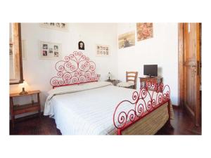 a bedroom with a bed with a red and white bedspread at Le Acacie Felici in Terni
