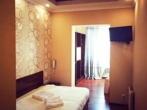 Salut Hotel客房内的一张或多张床位