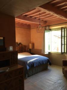 een slaapkamer met een bed en een raam bij B&B Locanda Toscanini in Cetona