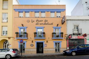 un edificio en una calle con coches aparcados delante en La Flor De Al-Andalus, en Mérida