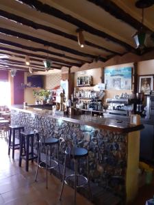 un bar con taburetes en un restaurante en El Tinao, en Yegen
