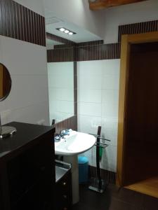 un baño con lavabo y espejo en Agustina de Aragón, en Zaragoza 14 fotos más