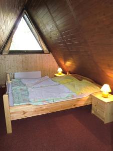 Ένα ή περισσότερα κρεβάτια σε δωμάτιο στο Waldsee Feriendienst 'Ferienpark am Waldsee'