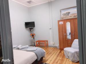 En eller flere senge i et værelse på Keetmanshoop Self-catering