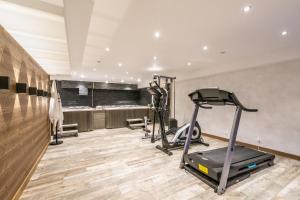 Fitness centrum a/nebo fitness zařízení v ubytování Chalet Hirondelle Morzine - by EMERALD STAY