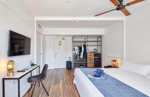 a bedroom with a bed and a desk with a chair at Gran Hotel Flamingo-Adults Only older 18 years old in Lloret de Mar