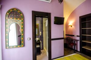 Habitación con espejo y habitación con mesa en La Flor De Al-Andalus, en Mérida