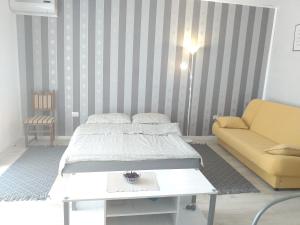 Postel nebo postele na pokoji v ubytování Cosy Apartment in Vir with Mountain View, 35 m²