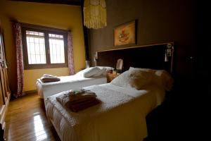 a bedroom with two beds and a window at Riojania in Munilla