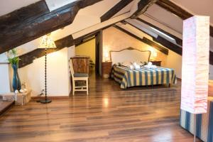 ein Schlafzimmer mit einem Bett und einem Stuhl in einem Zimmer in der Unterkunft Corte Canal Venice in Venedig