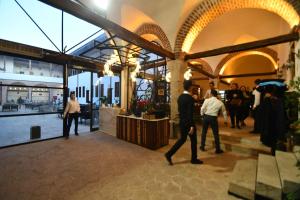 un grupo de personas caminando dentro de un edificio en Yazmacılar Hanı Otel Restaurant, en Tokat