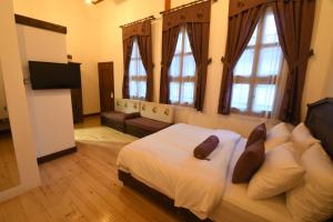 a bedroom with a bed and a flat screen tv at Yazmacılar Hanı Otel Restaurant in Tokat