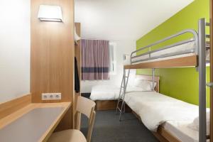 Kleines Zimmer mit 2 Etagenbetten und einem Waschbecken in der Unterkunft B&B HOTEL Brive-la-Gaillarde in Ussac