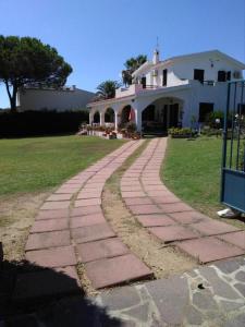 a brick path in front of a house at Villa Adelina in Porto Columbu - Perdʼe Sali