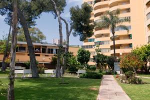 park przed budynkiem w obiekcie Apartamento Rocio Torremolinos w mieście Torremolinos