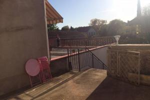 two chairs sitting on a balcony with a railing at Appartement tout confort centre Baccarat in Baccarat