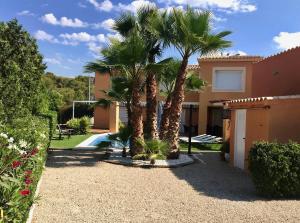 a house with two palm trees in a yard at Villa Benidorm Levante Beach Blueline in Benidorm