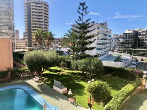 vistas a la piscina de una ciudad con edificios en Albaida Apartment en Benidorm