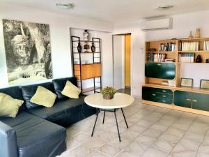 salon z kanapą i stołem w obiekcie Los Ranchos Blueline w mieście Benidorm
